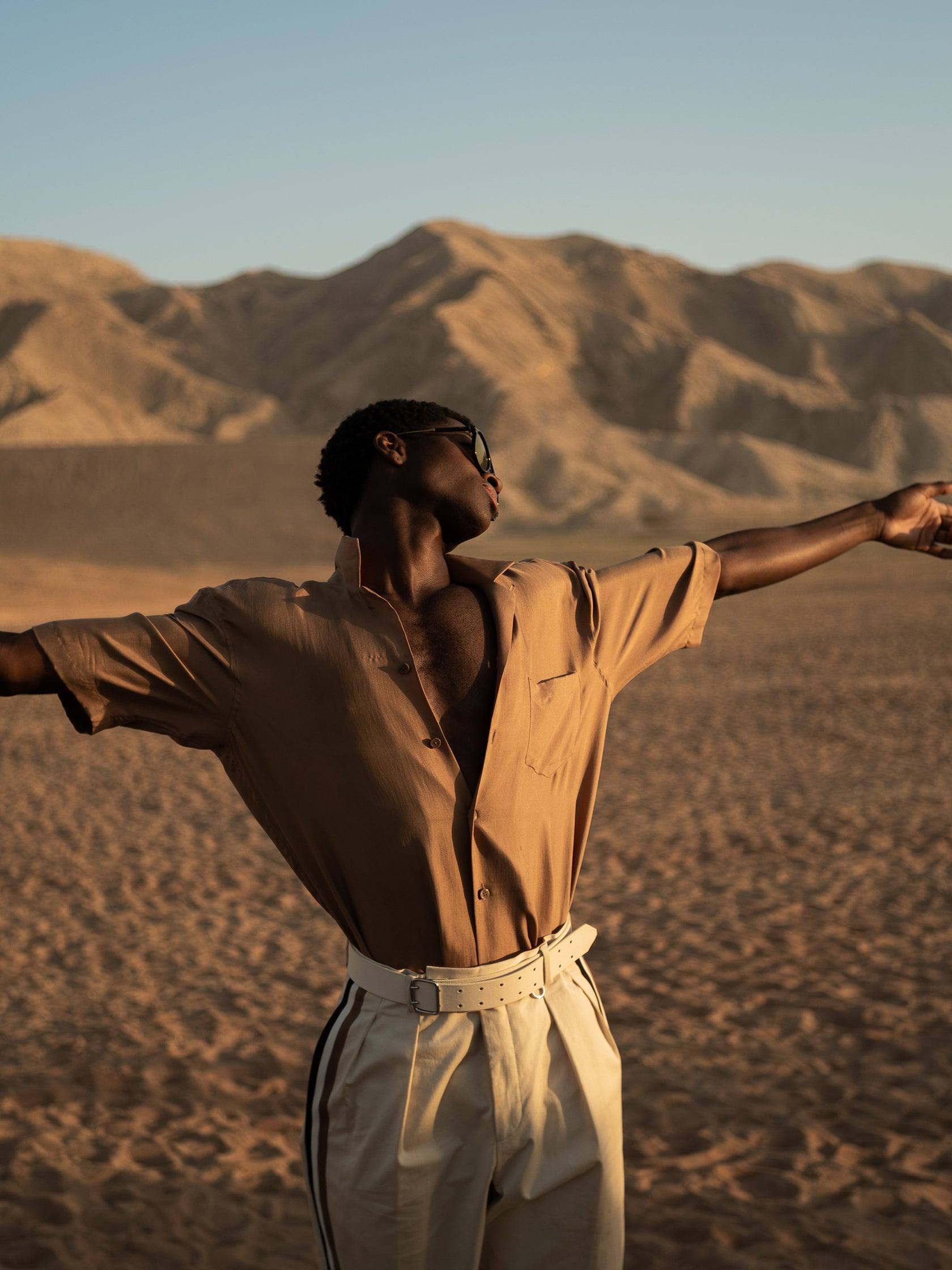 Alton Mason in the Al Faya Desert by Pat Domingo - Mankovsky Gallery